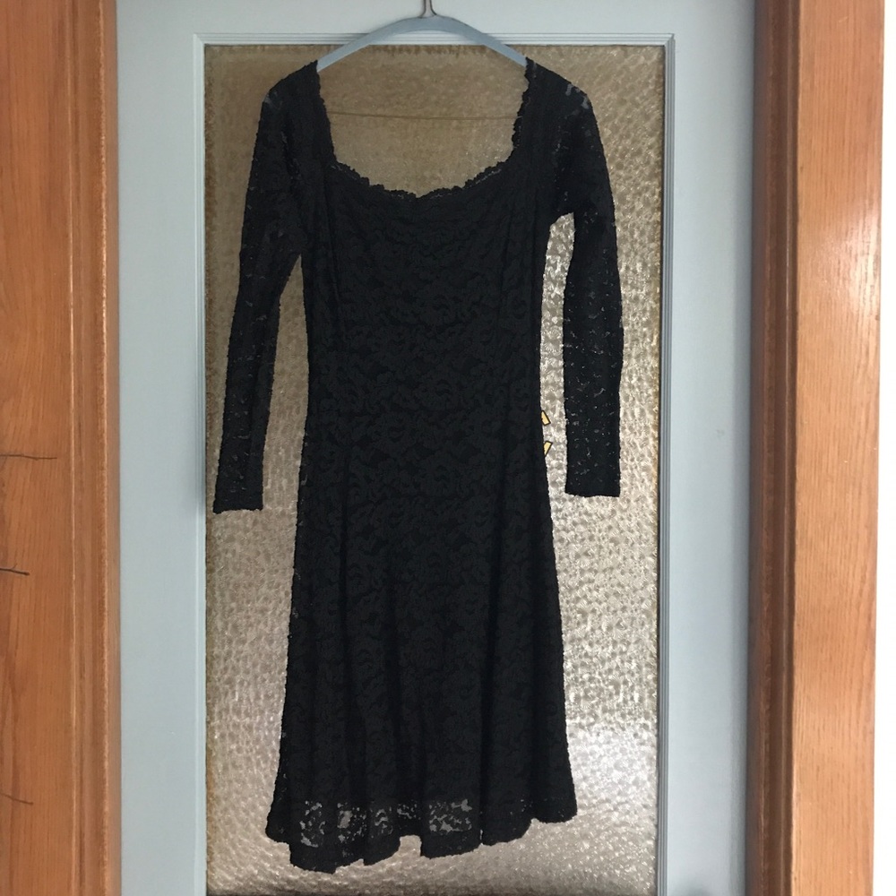 Lace fitted cocktail dresses by Laundry